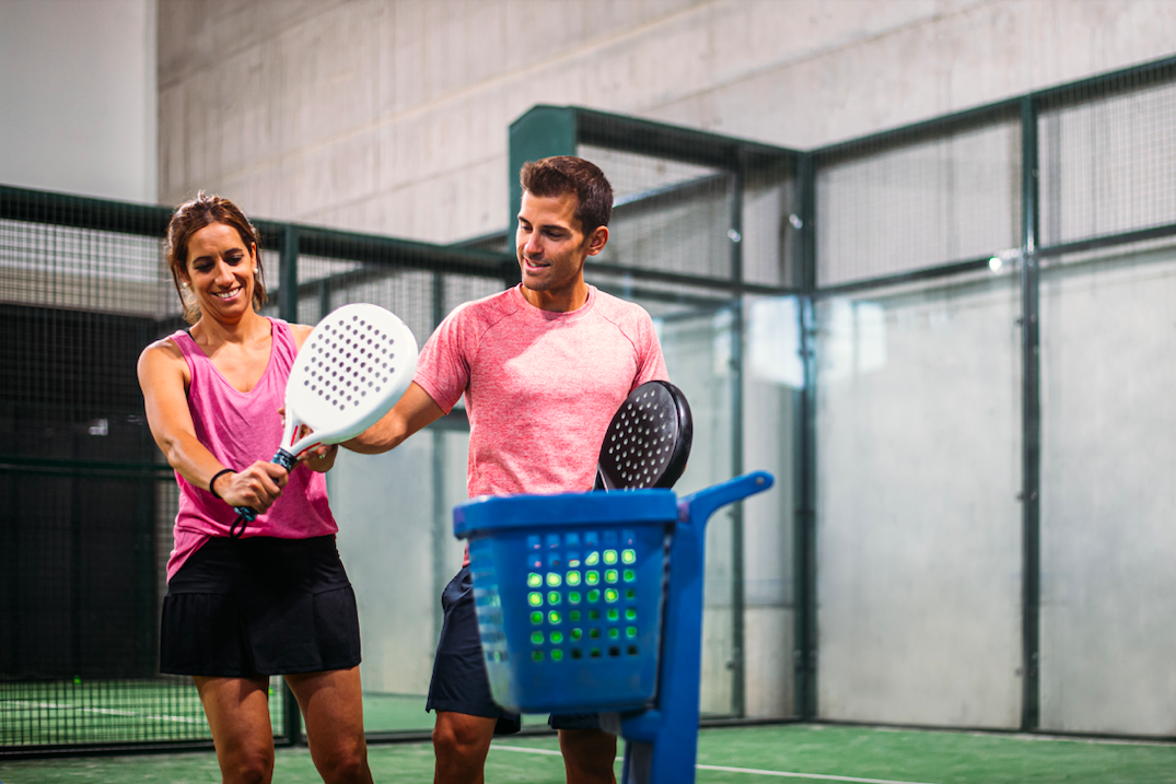pareja-padel-cancha